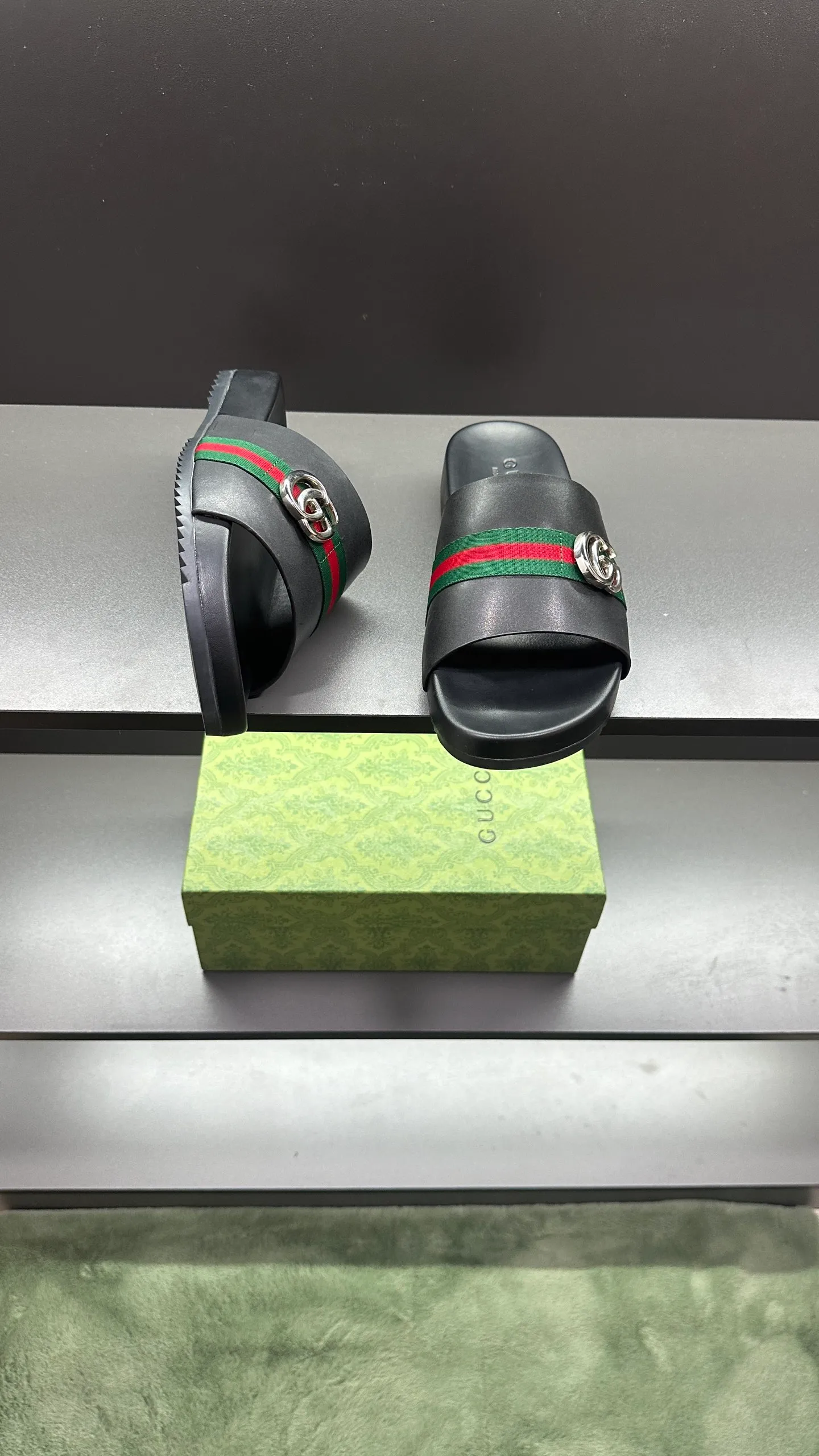 [G Home New Style] P: 300💰Men's size 39~45, (46. Customized) This slipper is made of GG polyester fiber and is decorated with a Gucci label on the front, which adds a striking logo feel to the style. "Gucci Made in Italy" stamped label Rubber sole Flat Made in Italy